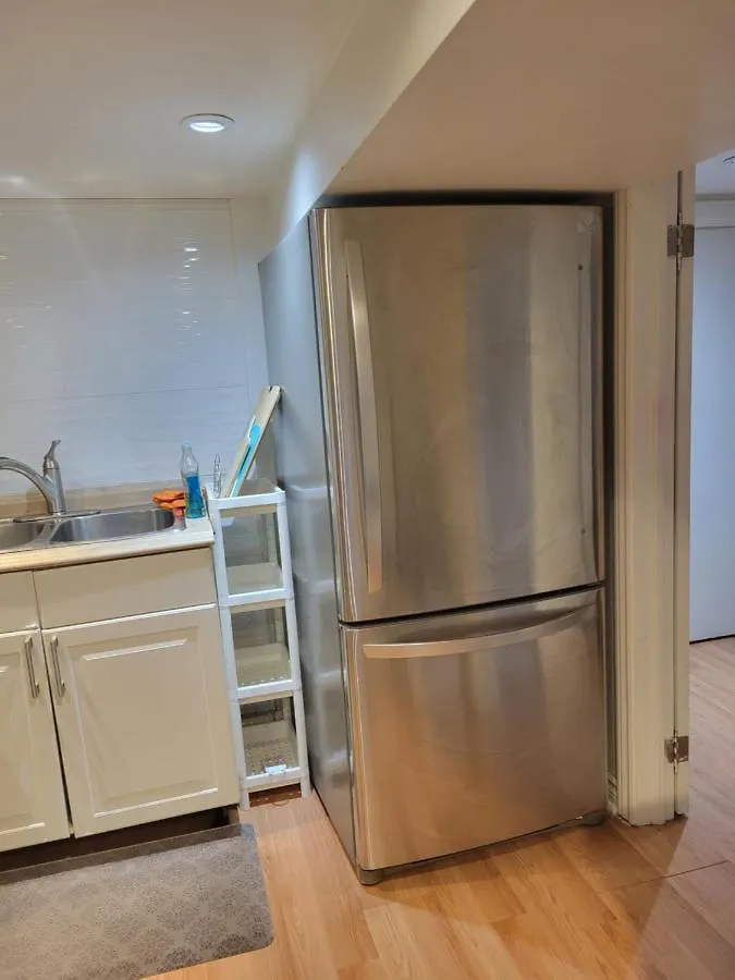 2 Queen Bedroom Apartment Upper Beaches トロント