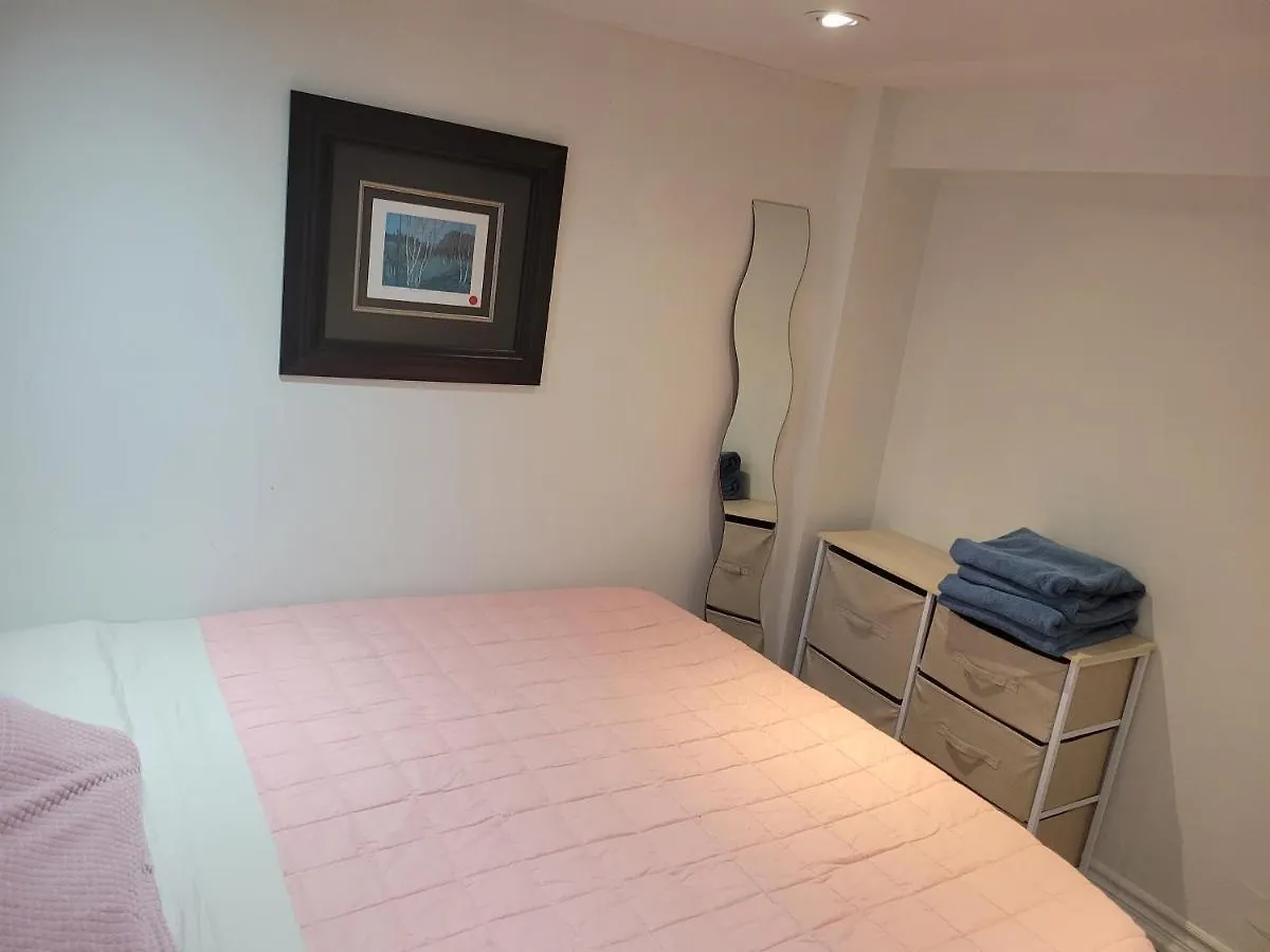 2 Queen Bedroom Apartment Upper Beaches トロント