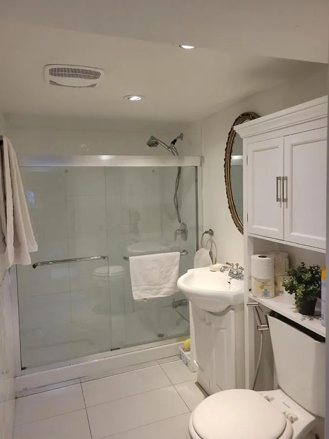 2 Queen Bedroom Apartment Upper Beaches トロント