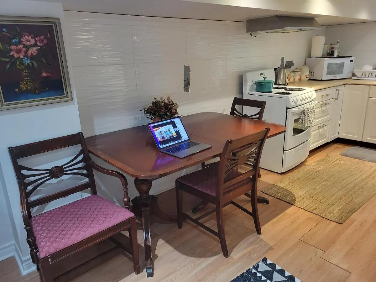 2 Queen Bedroom Apartment Upper Beaches Toronto