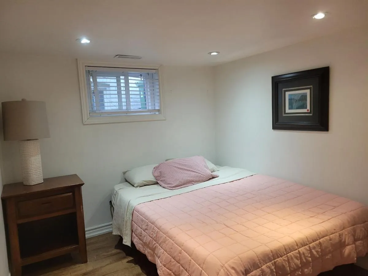 2 Queen Bedroom Apartment Upper Beaches Toronto 0*,  Kanada