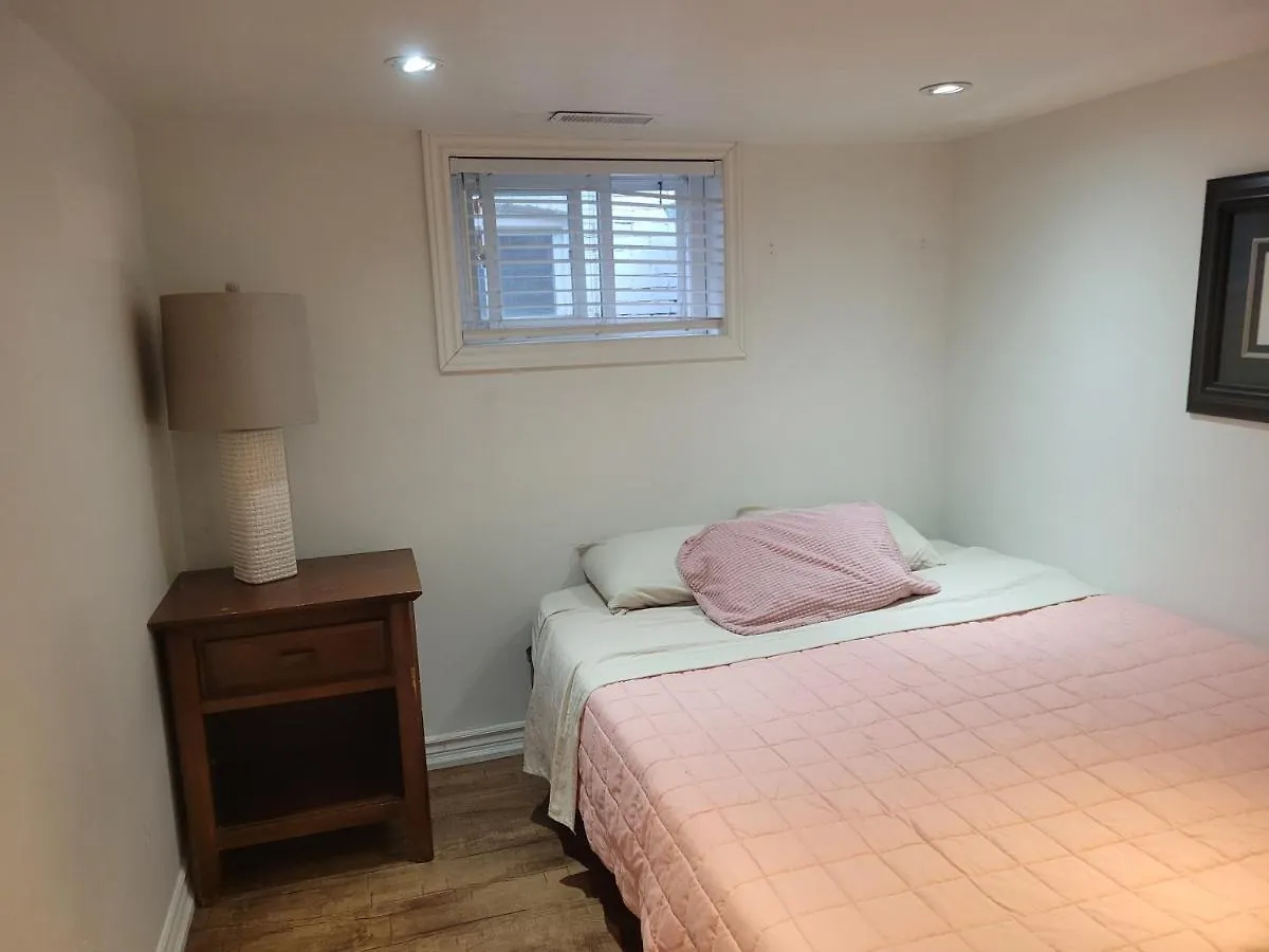 2 Queen Bedroom Apartment Upper Beaches Toronto