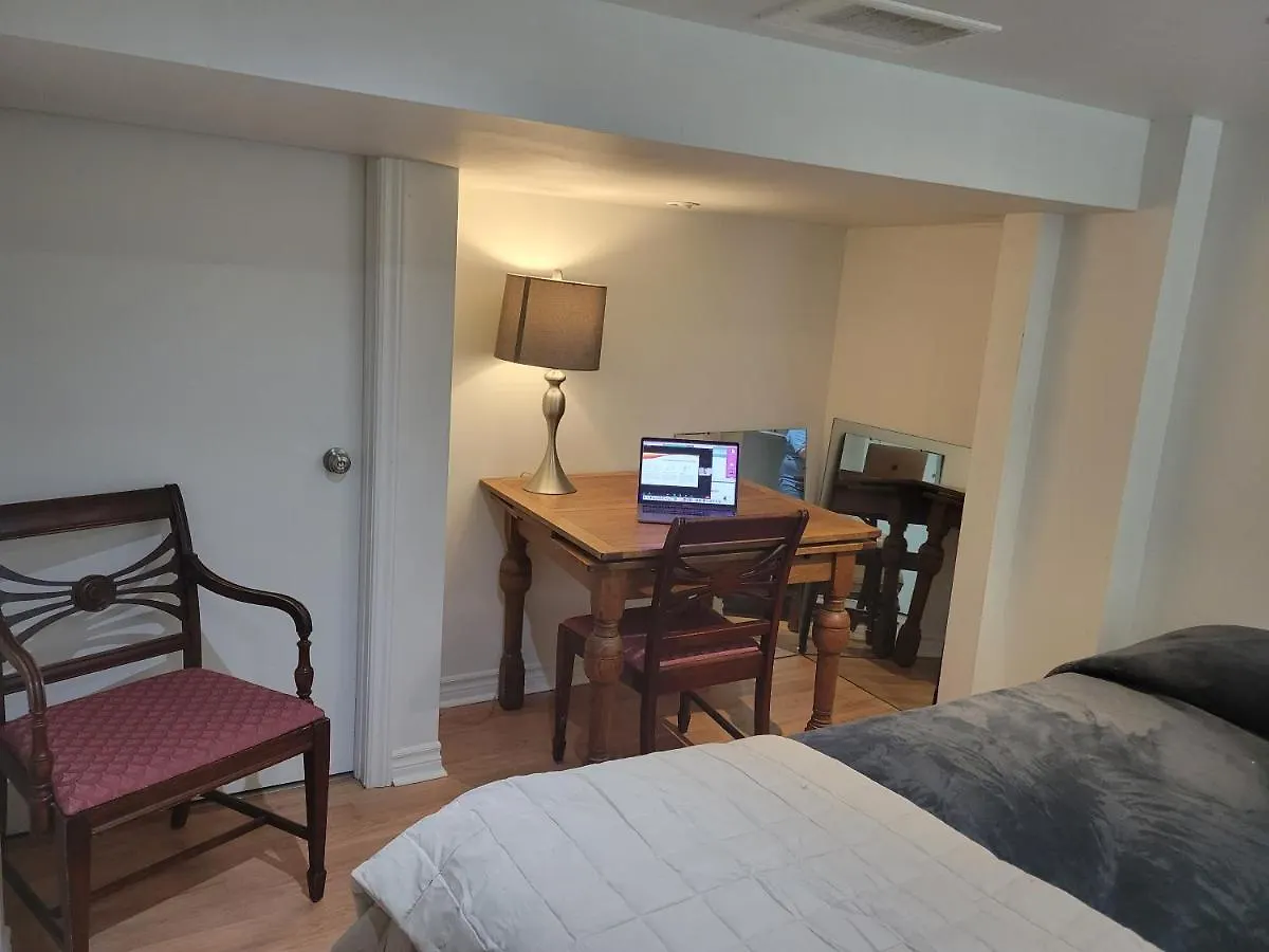 2 Queen Bedroom Apartment Upper Beaches Toronto Kanada
